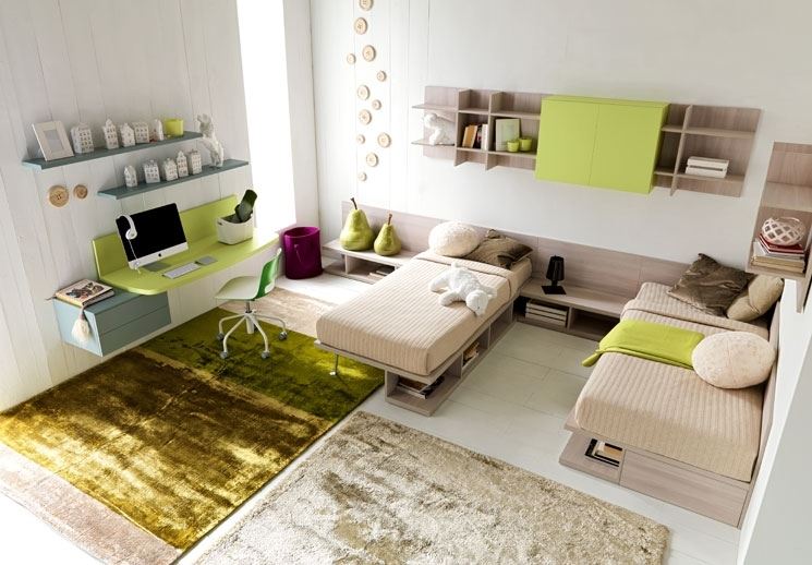camera di design con doppio letto e tocca di color verde mela