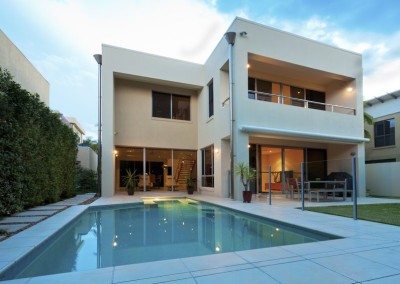Villa Moderna con piscina linee squadrate e portici e logge