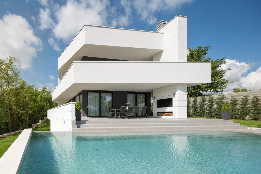 Villa white con piscina